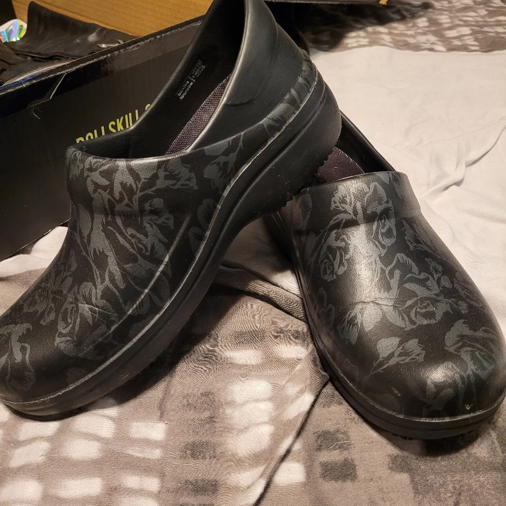 WOMEN’S NERIA PRO II GRAPHIC CLOG crocs